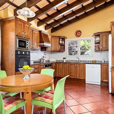 ヴィラ 4 Bedroom Villa, Pool, 500m To Beach, Cala En Blanes カラ・エン・ブラネス