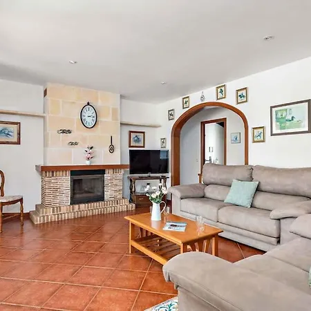 Вилла 4 Bedroom Villa, Pool, 500m To Beach, Cala En Blanes Кала-эн-Бланес