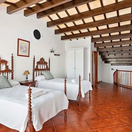 4 Bedroom Villa, Pool, 500m To Beach, Cala En Blanes * Cala'N Blanes (Menorca)