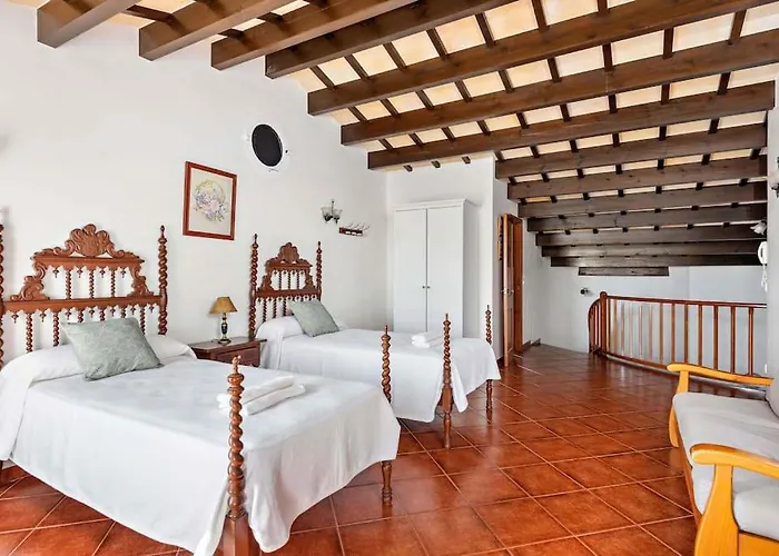 4 Bedroom Villa, Pool, 500m To Beach, Cala En Blanes * Cala'N Blanes (Menorca)